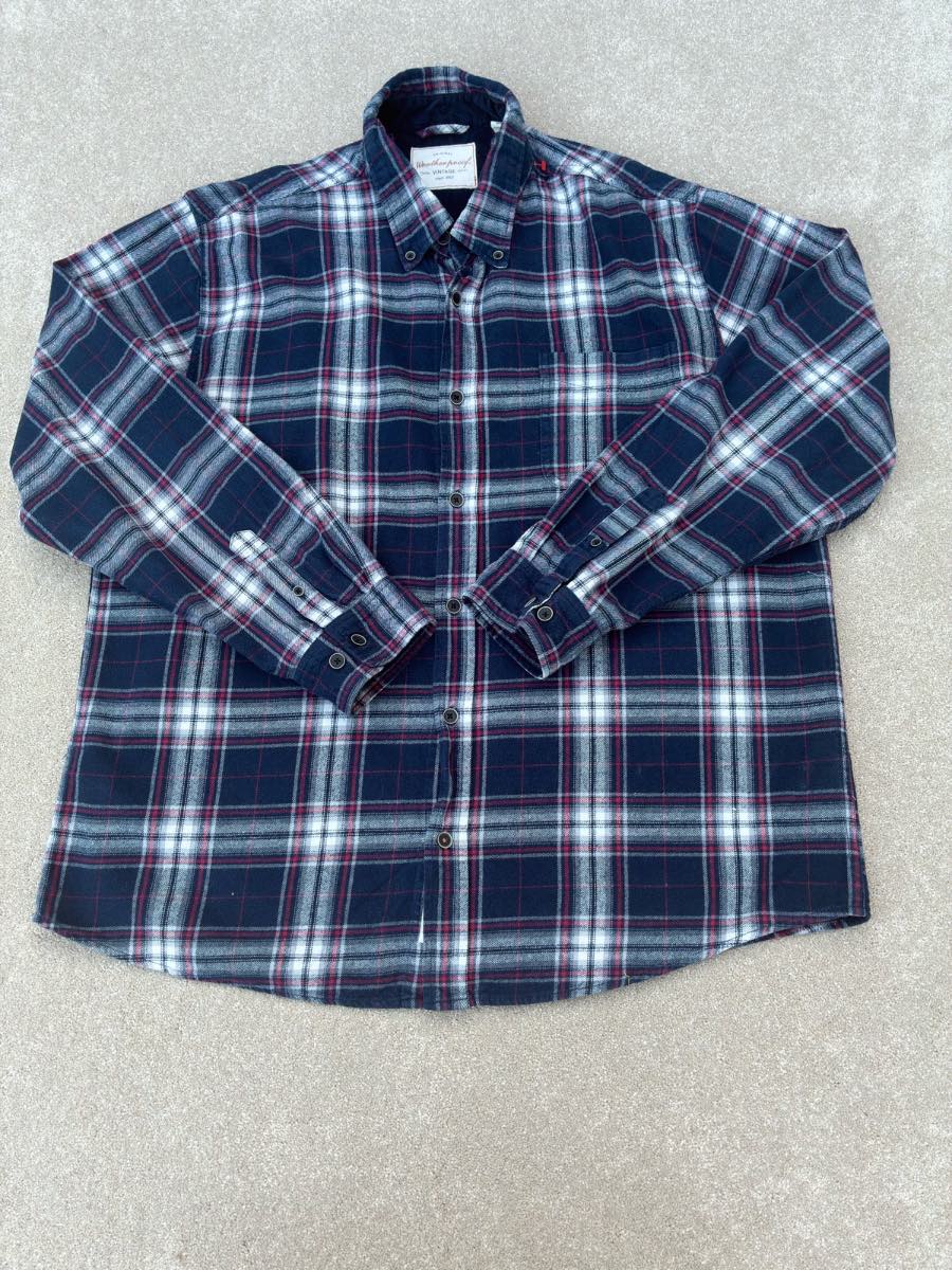 Men’s early 2000s vintage y2k inspired long sleeve plaid flannel shirt