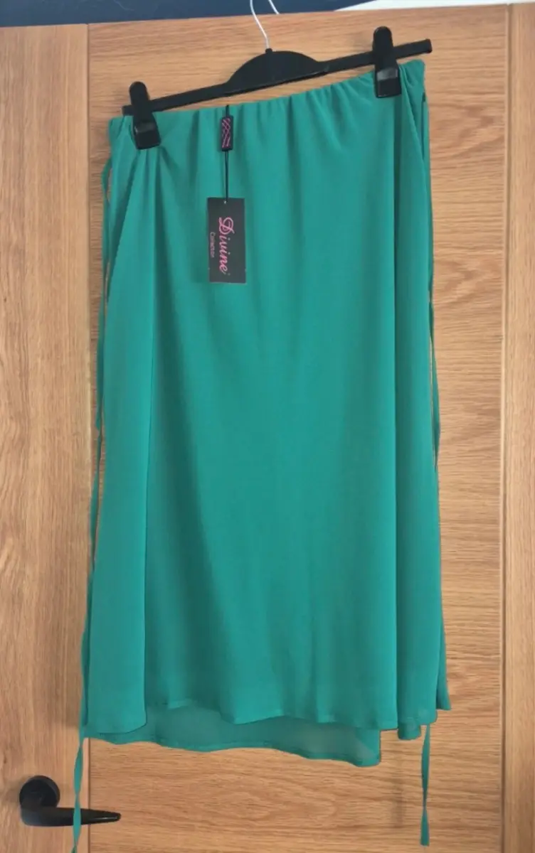 Ladies green midi skirt. Brand new with tags. Size 16