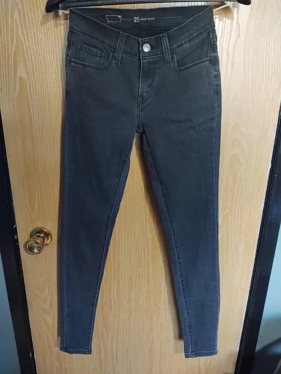 Ladies levi super skinny jeans. Black. 25W