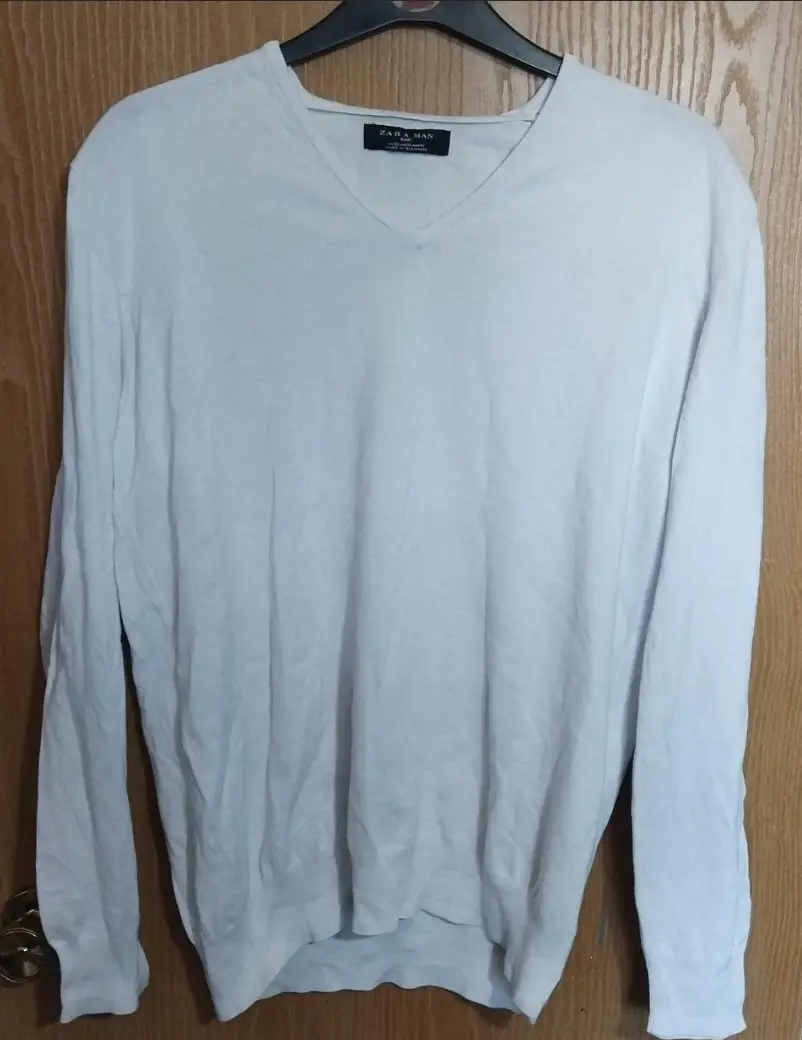 Zara Men's White v neck sweater. Size XL
