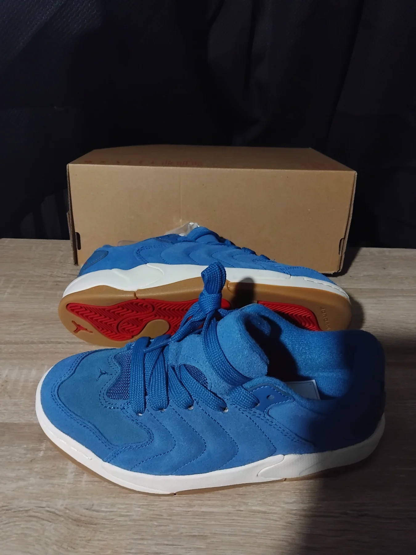 Jordan session. (GS). blue. Uk size 4.5