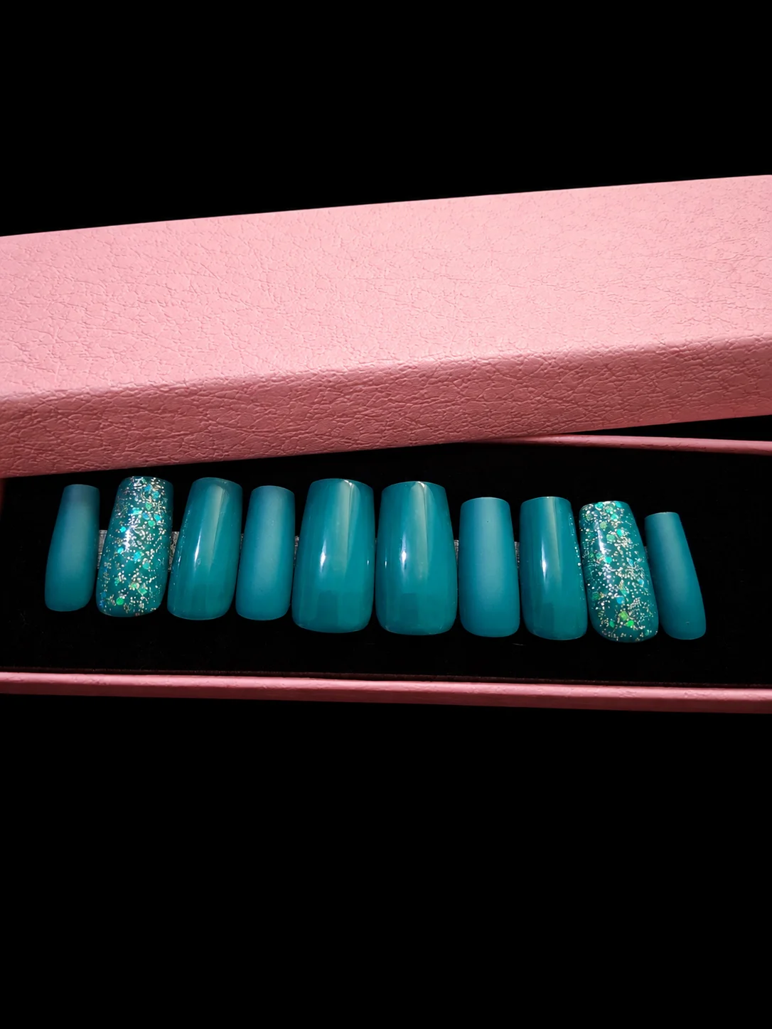 Set of 24 long, square press on nails