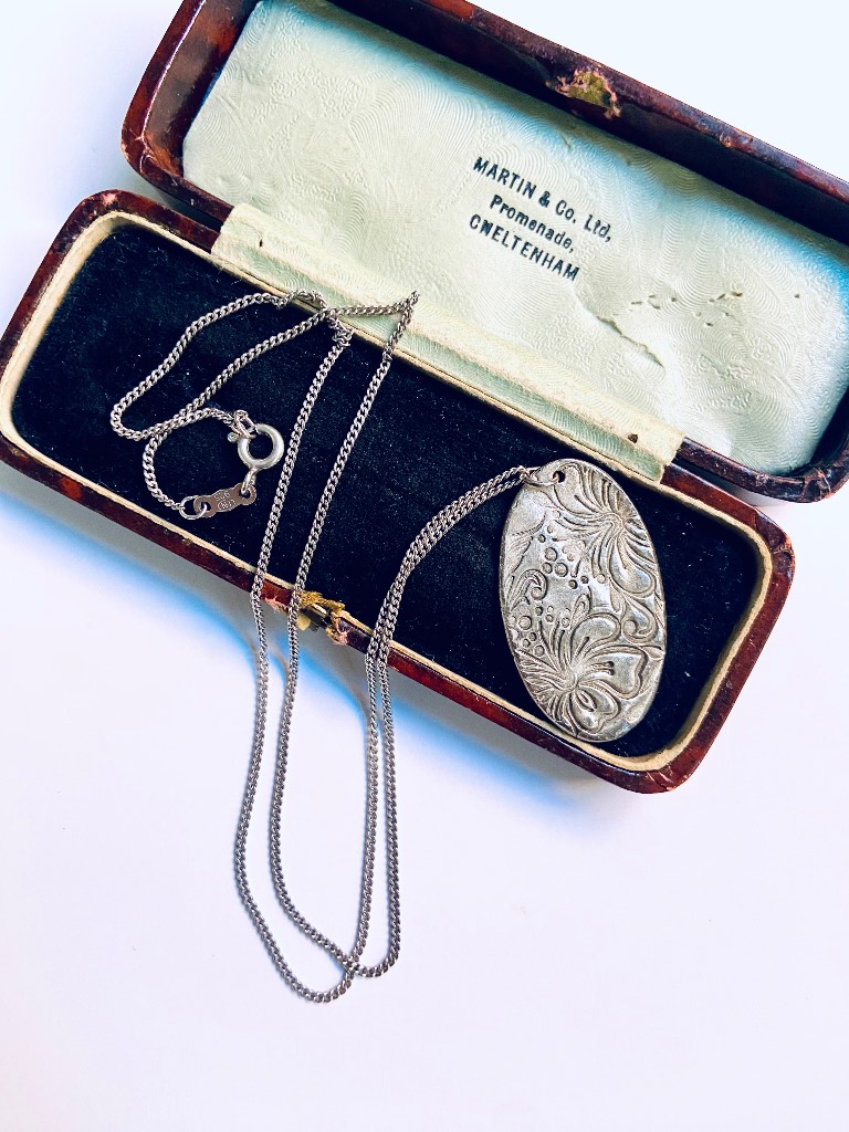 Vintage Sterling Silver 925 hallmarked hammered engraved floral pendant necklace