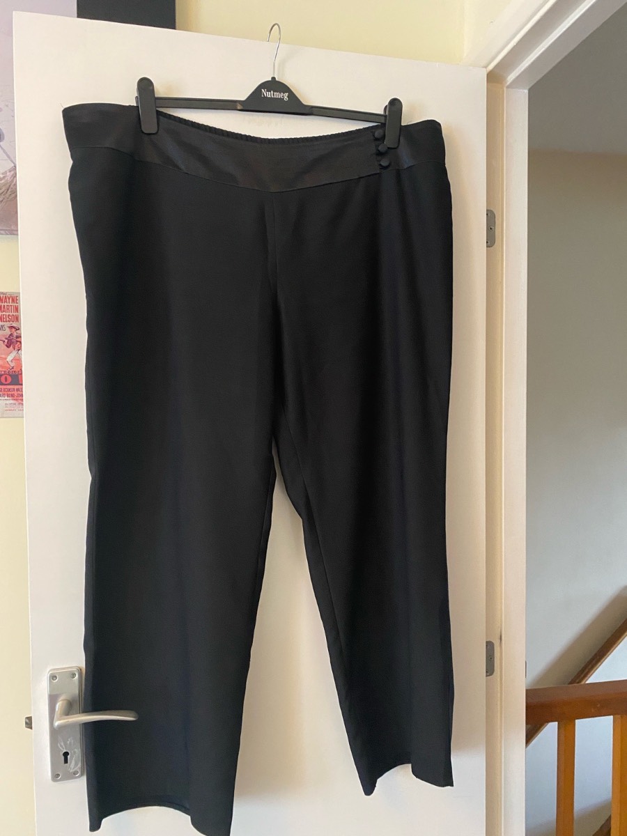 Essence size 22 black trousers (171 BV)
