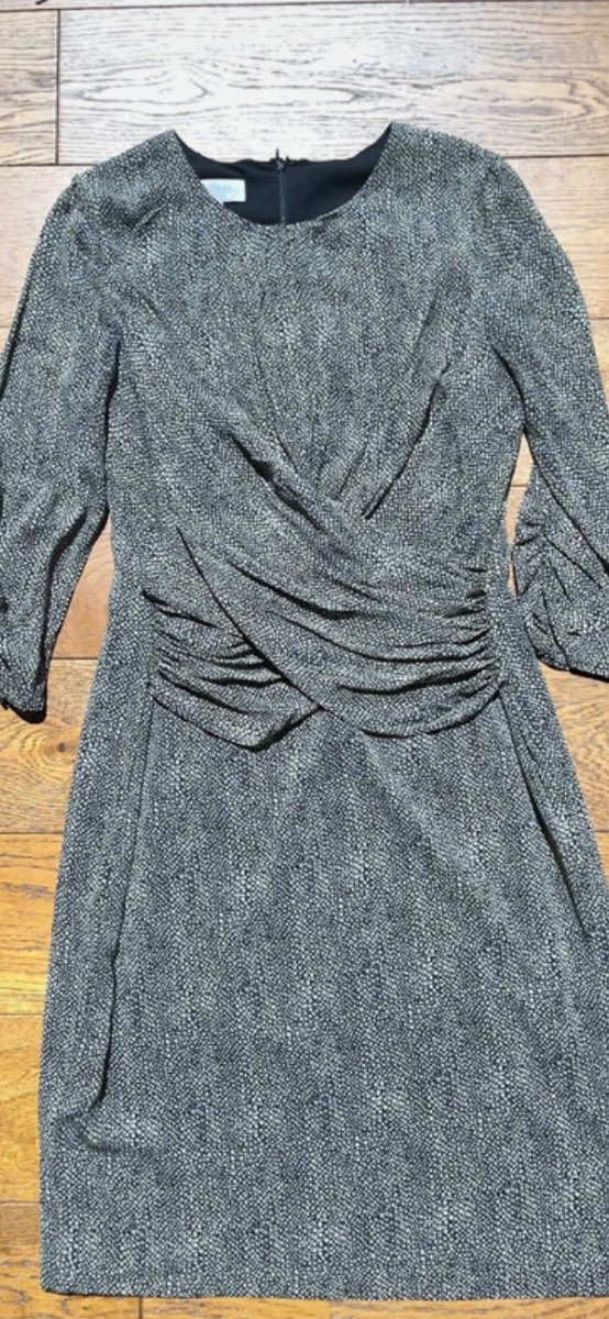 Hobbs size 12 dress 94% silk, 3/4 length sleeves and zipper on the back. black and green