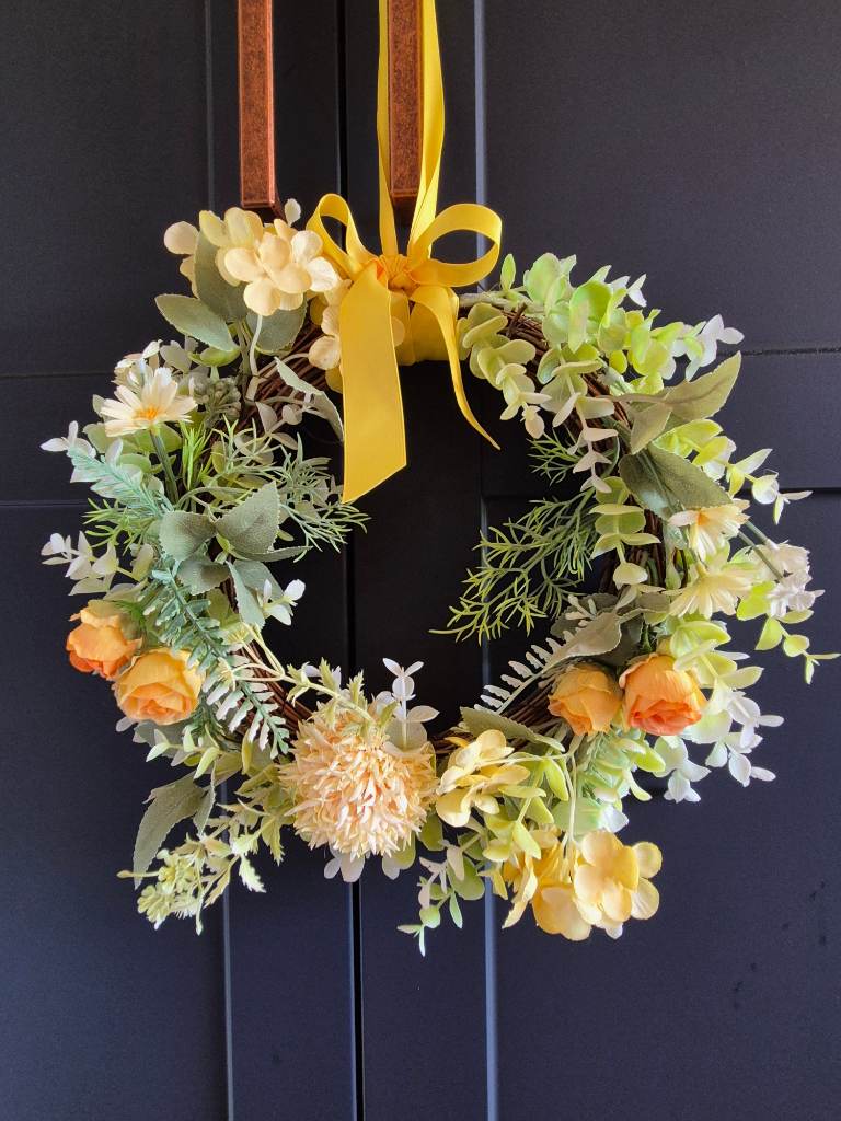 Artificial front door wreath summer flowers yellow and white flowers 25 cm diameter