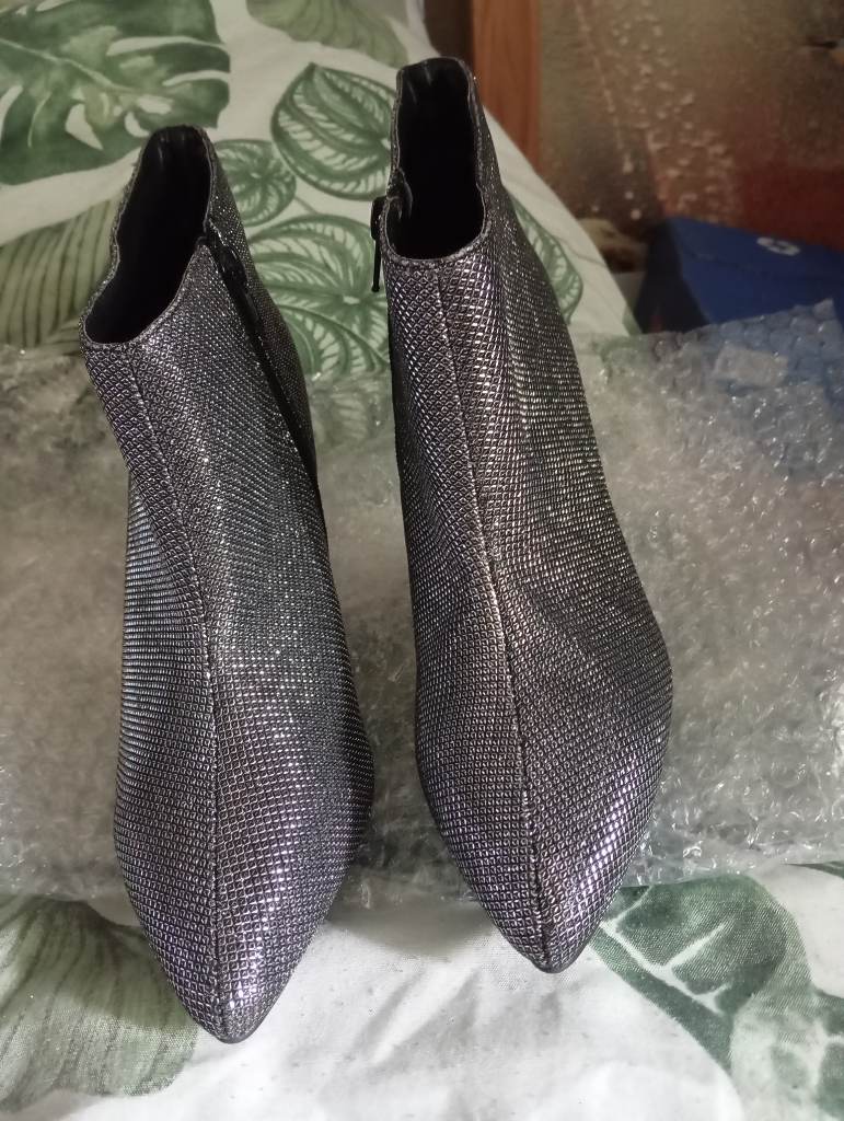 Stunning silver sparkle boots new size 6