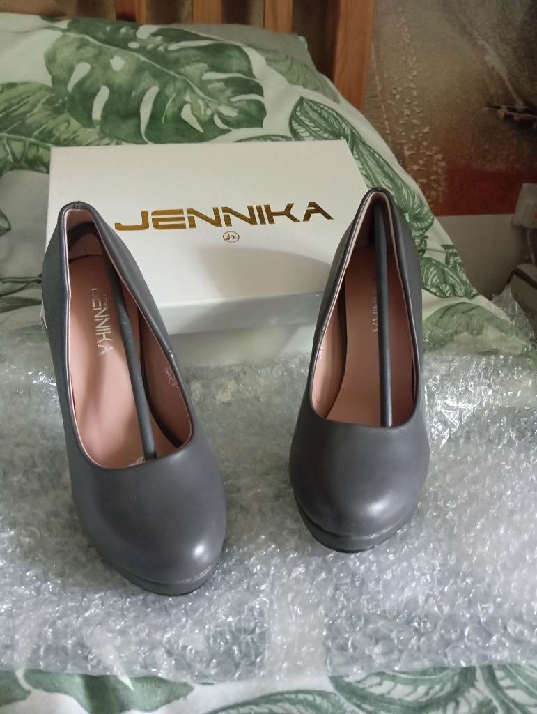 Jenika new size 3 grey heels