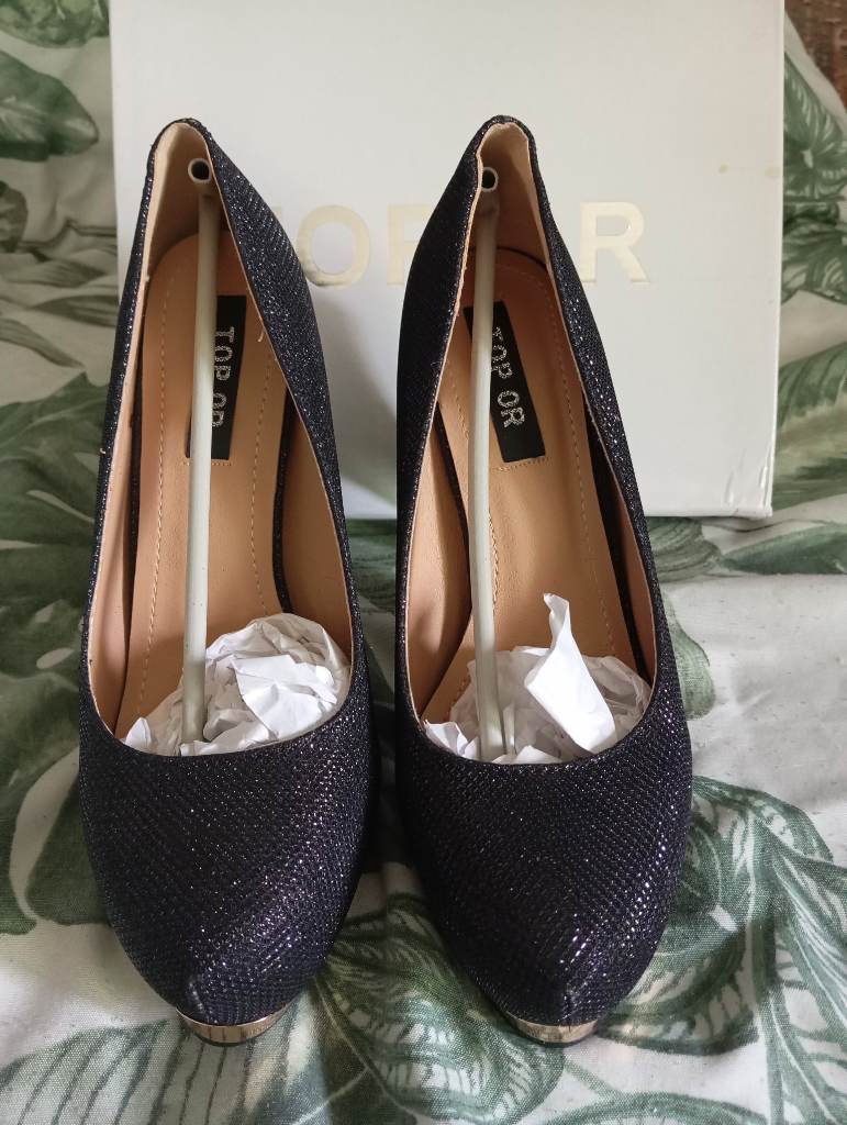 Top Or size 4 elegant black and gold sparkly shoes