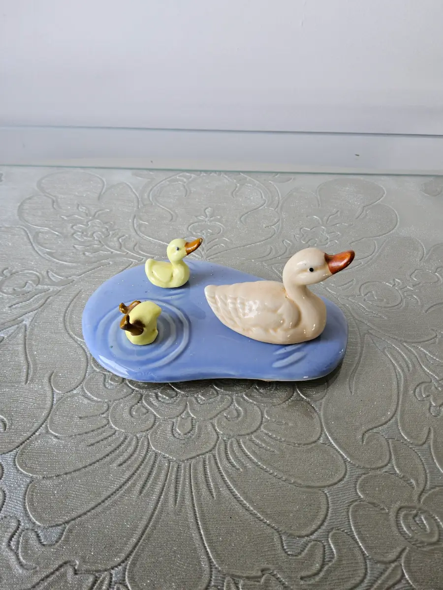 Vintage Hagen Renaker duck pond ornament miniature porcelain ducks