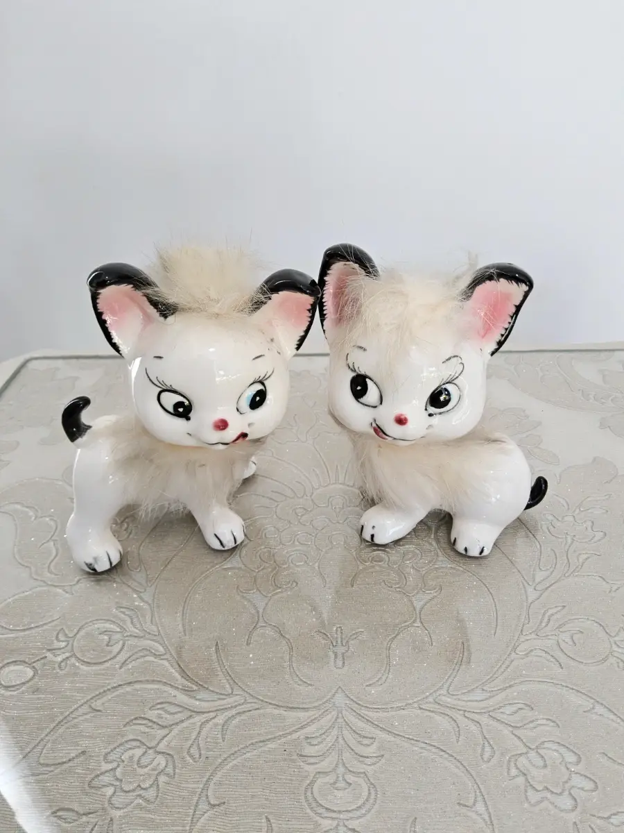 Vintage kitsch salt pepper shaker ornament set cute large eyed cats made in Japan
