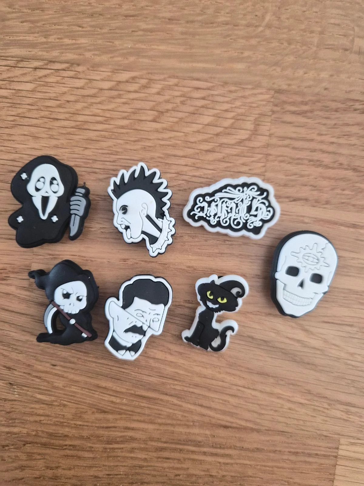 Alt Croc charms x7