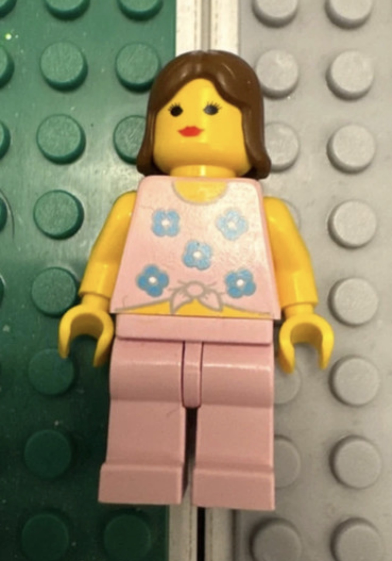 Par008 - Blue Flowers - Pink Legs, Brown Female Hair