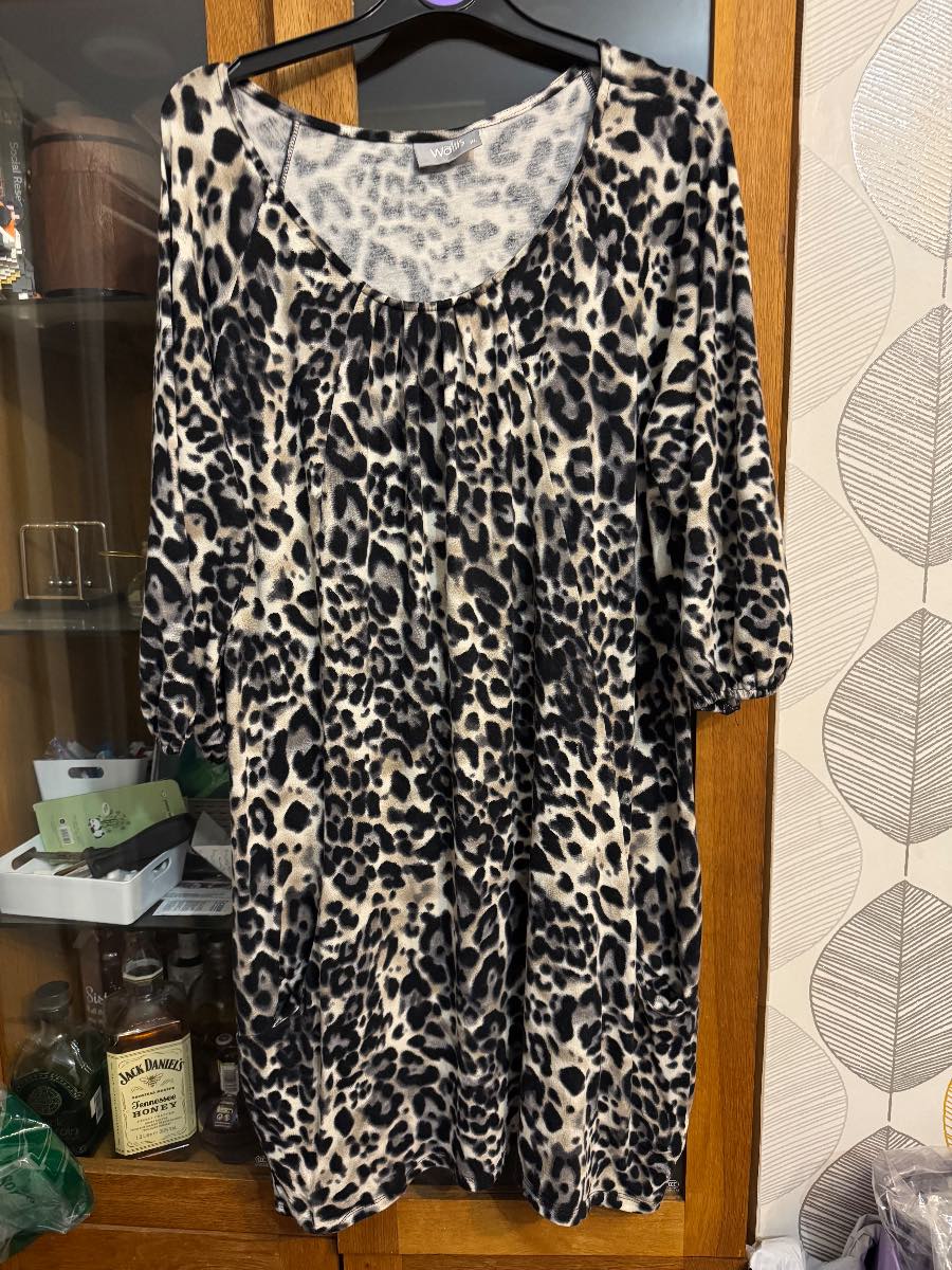 Wallis size XL stretchy leopard print dress with slough pockets