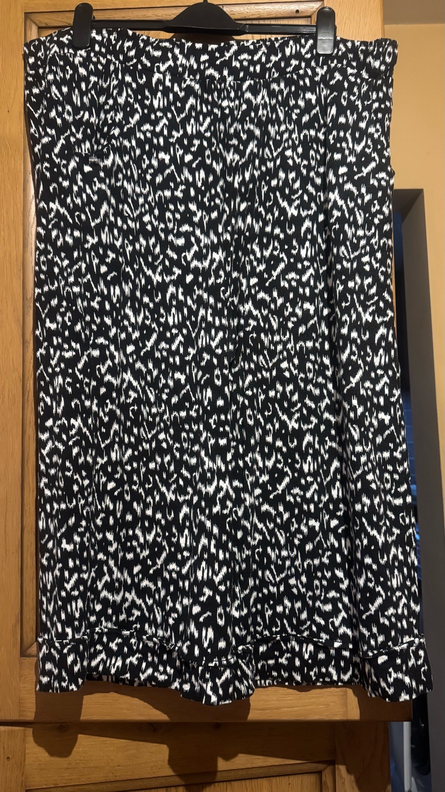 Avenue Black & White Patterned Wide-leg Cropped Trousers Size 24 (42”W 18”L) VGC
