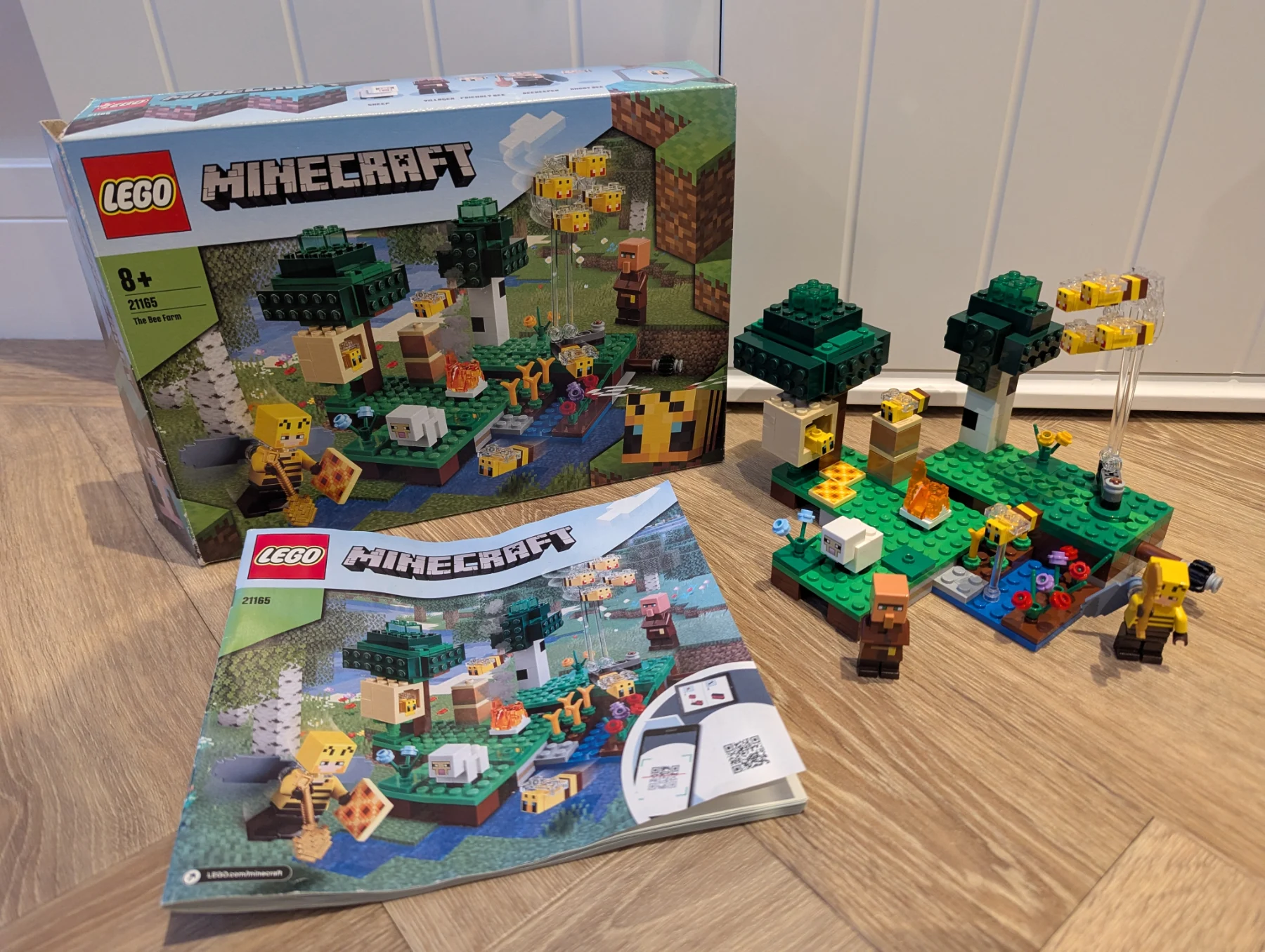 LEGO Minecraft The Bee Farm Set 21165 Complete With Instructions + Minifigures