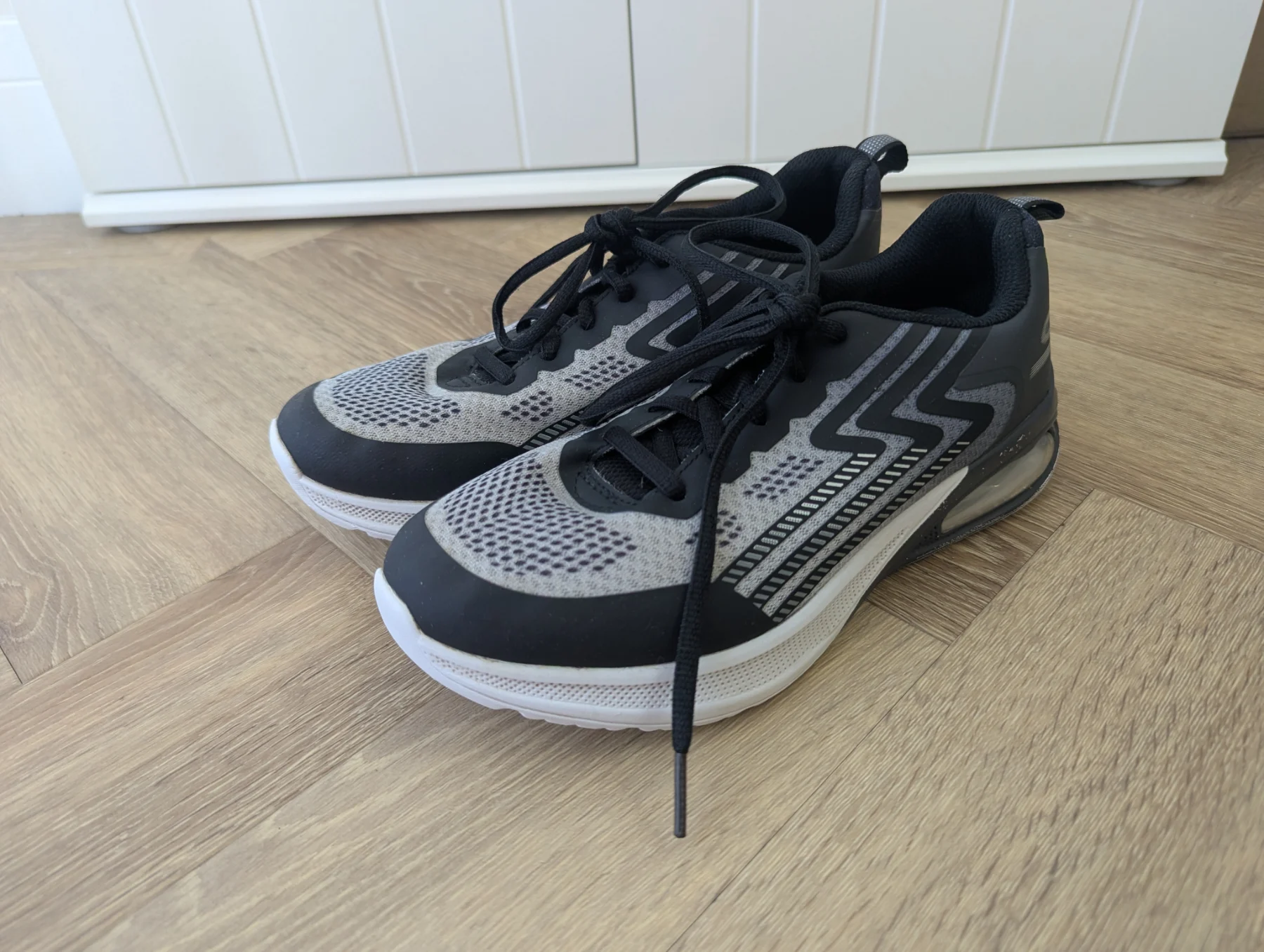 Sketchers Kids Lace Up Midsole Technology Runners Trainers Size UK 3 Black Silver