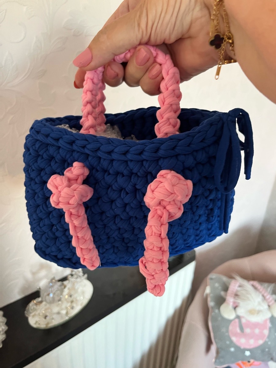 Tie handle crochet handbag