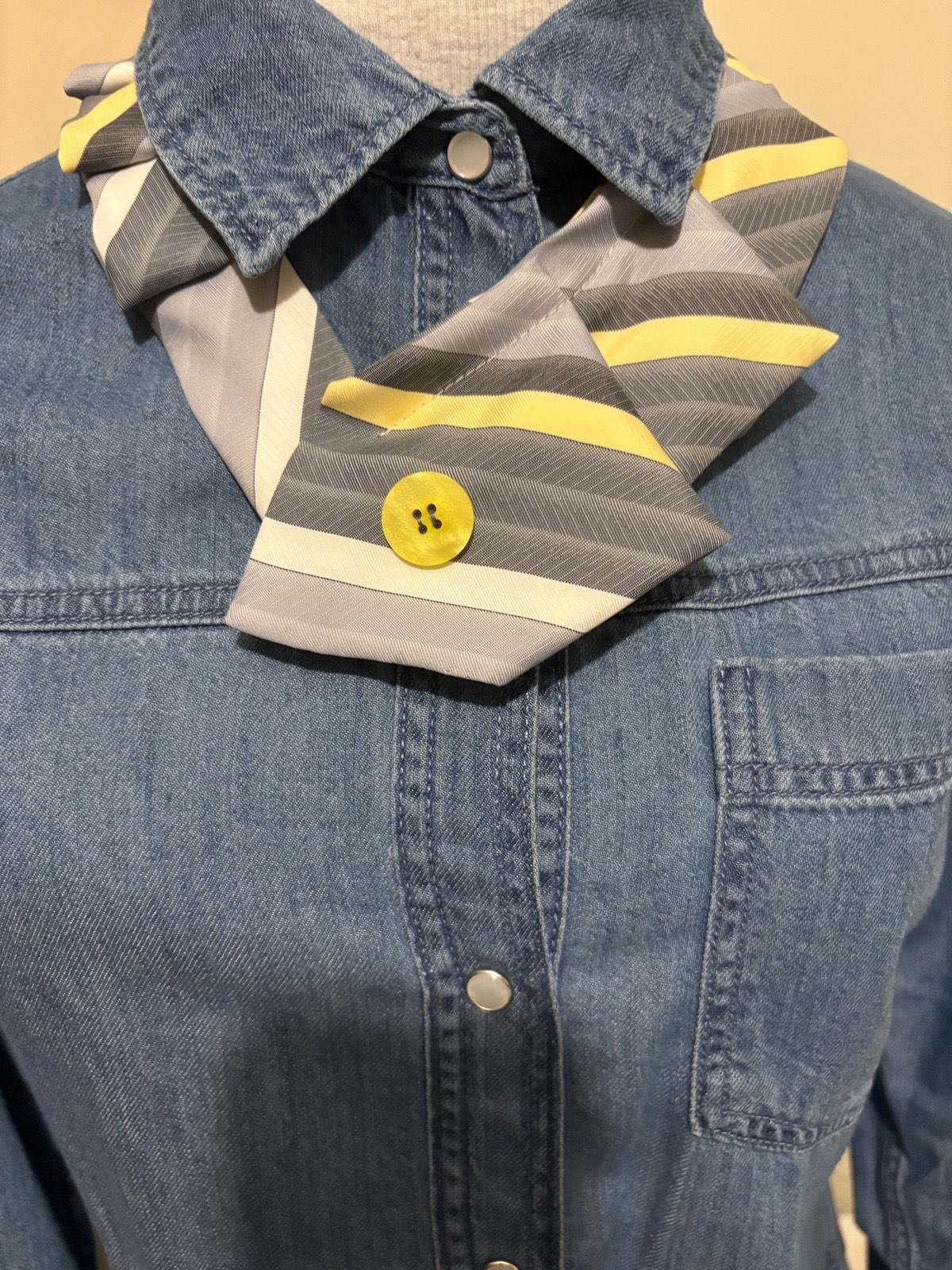 Elegant necktie for women’s