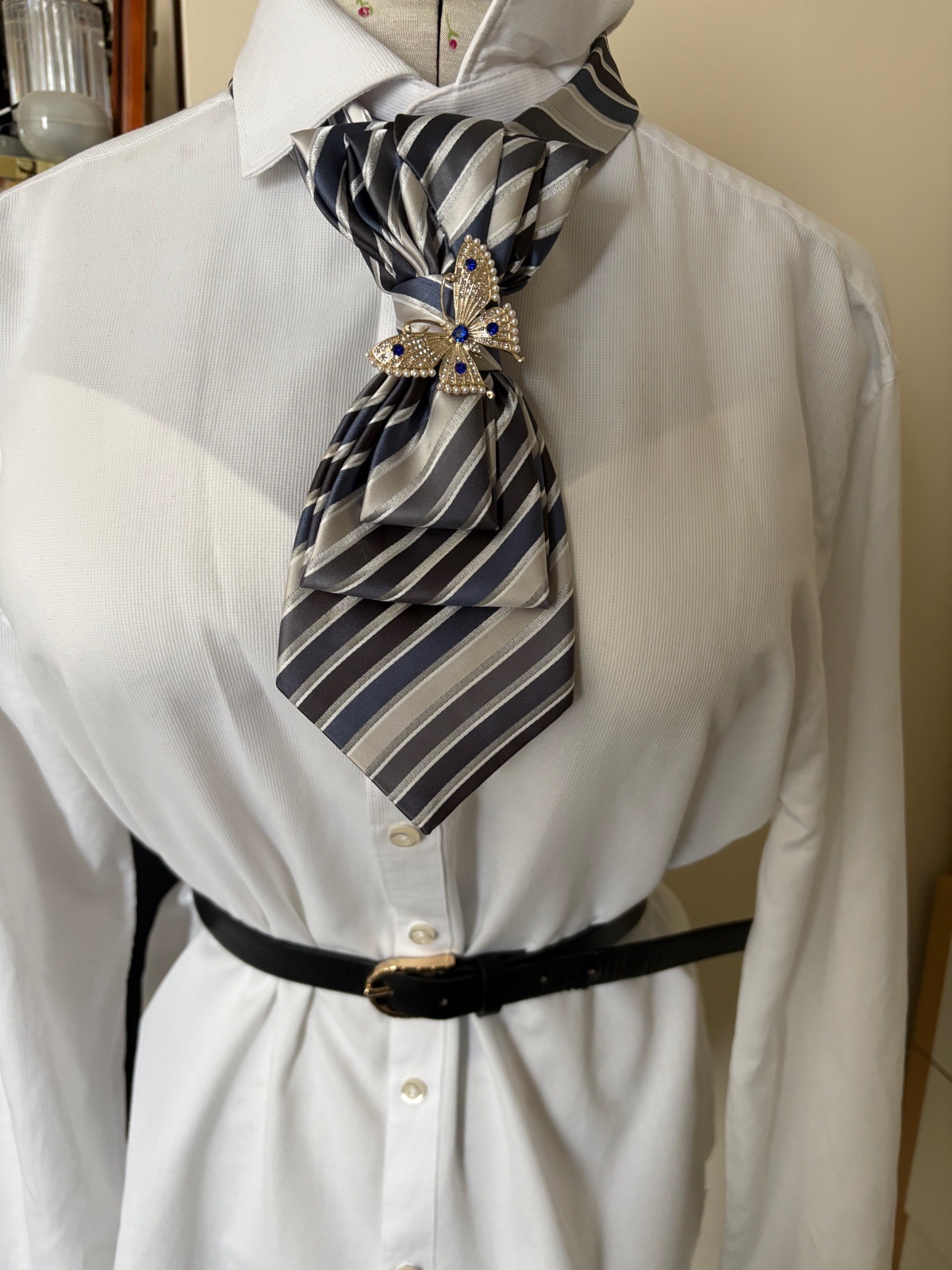 Tie with brooch