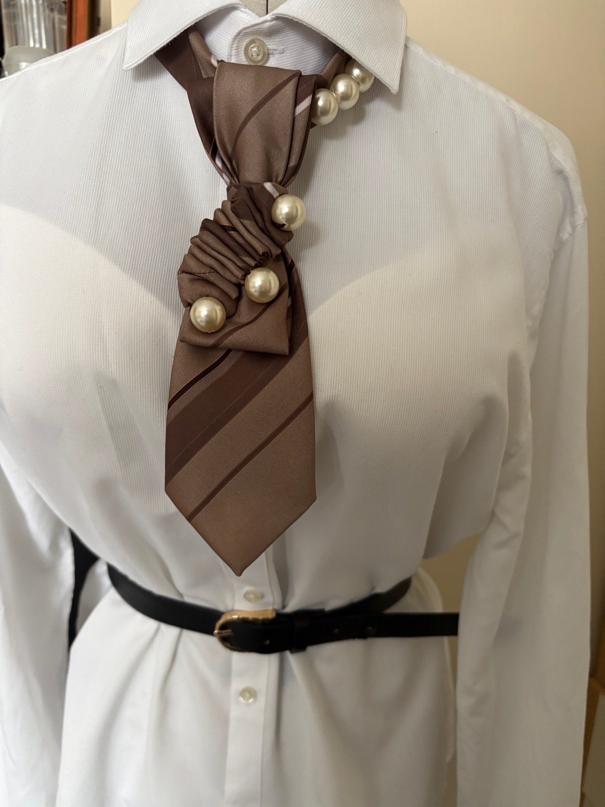 Brown tie with imitation pearls