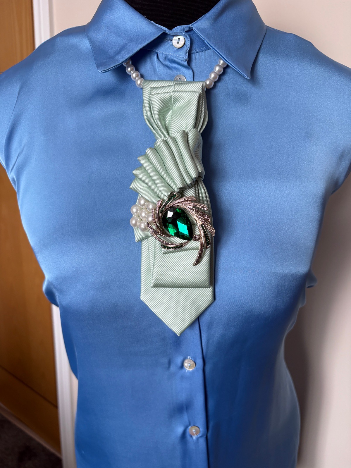 Mint tie with brooch and necklace