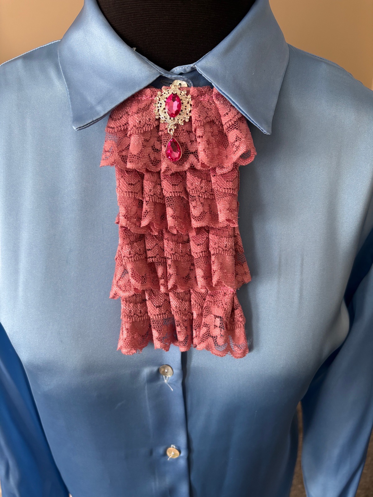 Elegant collar with chain