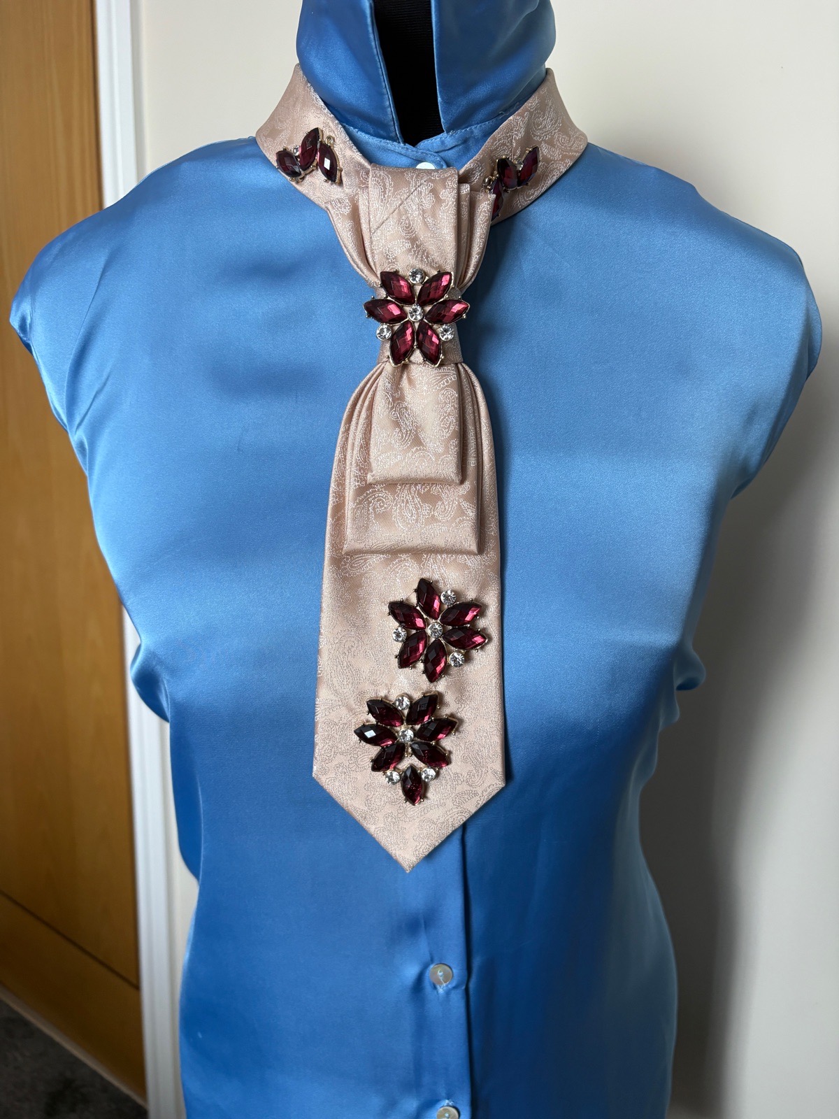 Unique tie for women’s