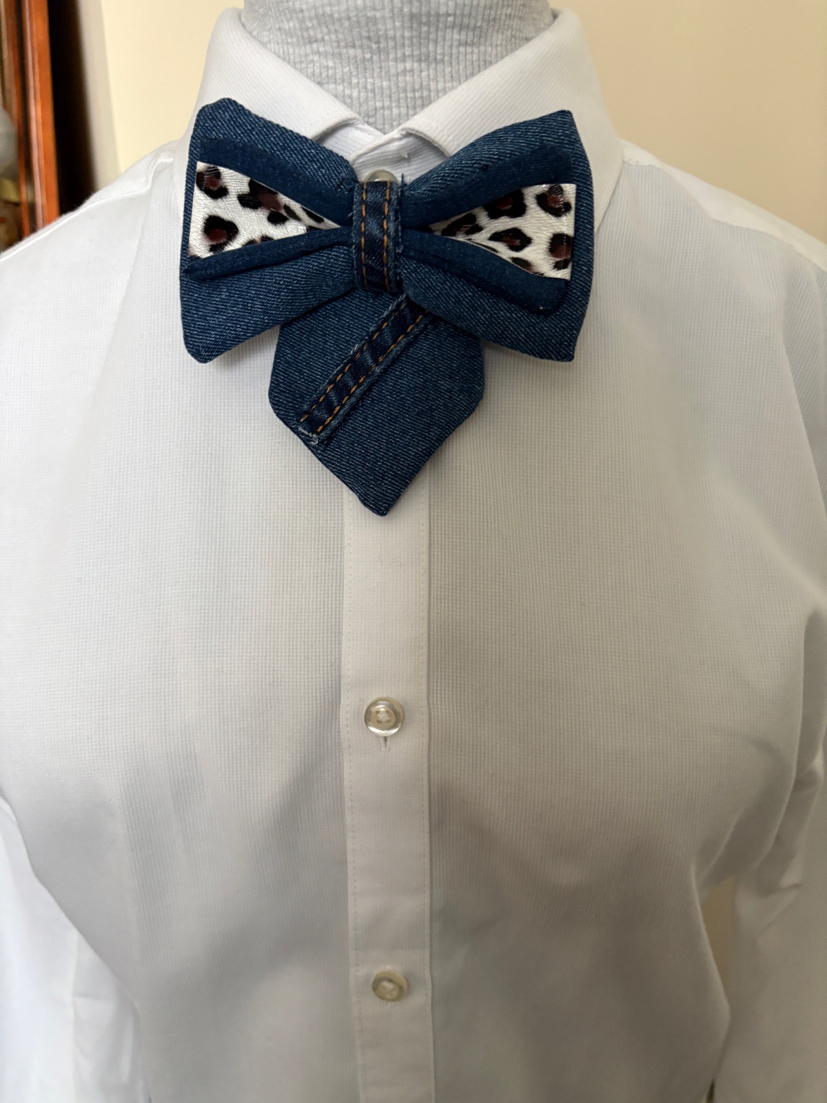 Special bow tie for women’s