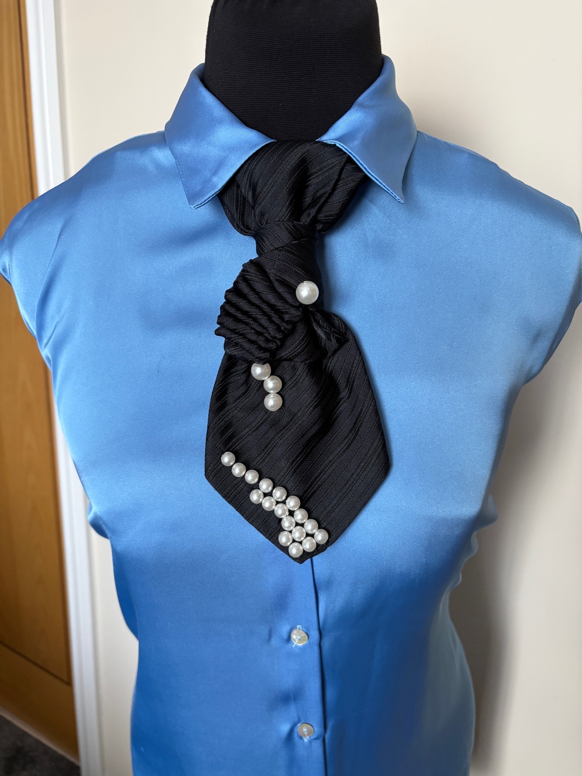 Elegant tie with imitation pearls