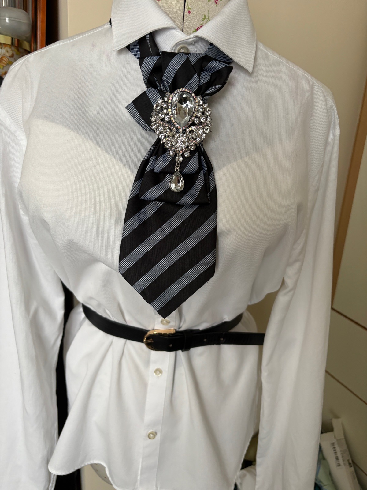 Elegant tie for women’s