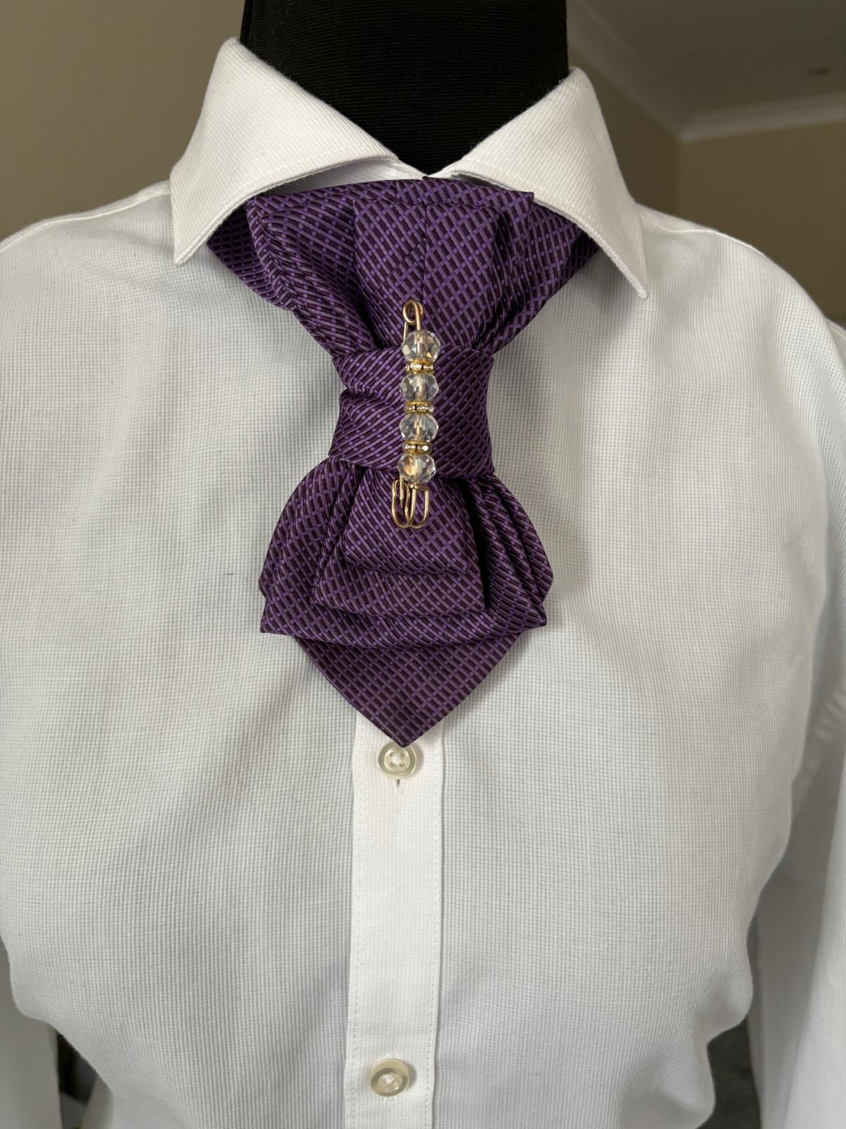 Bow tie or tie for women’s