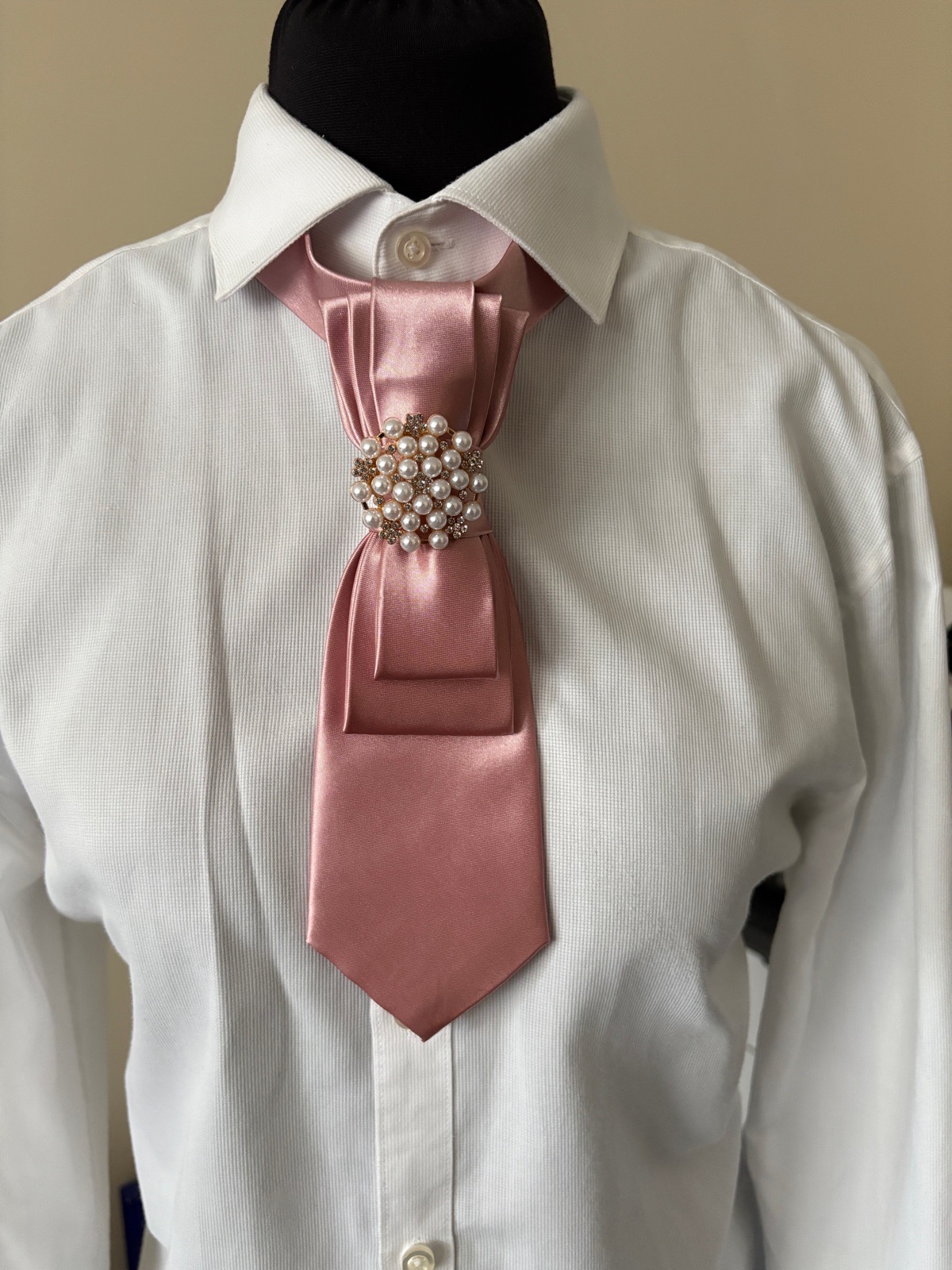 Rose tie with brooch