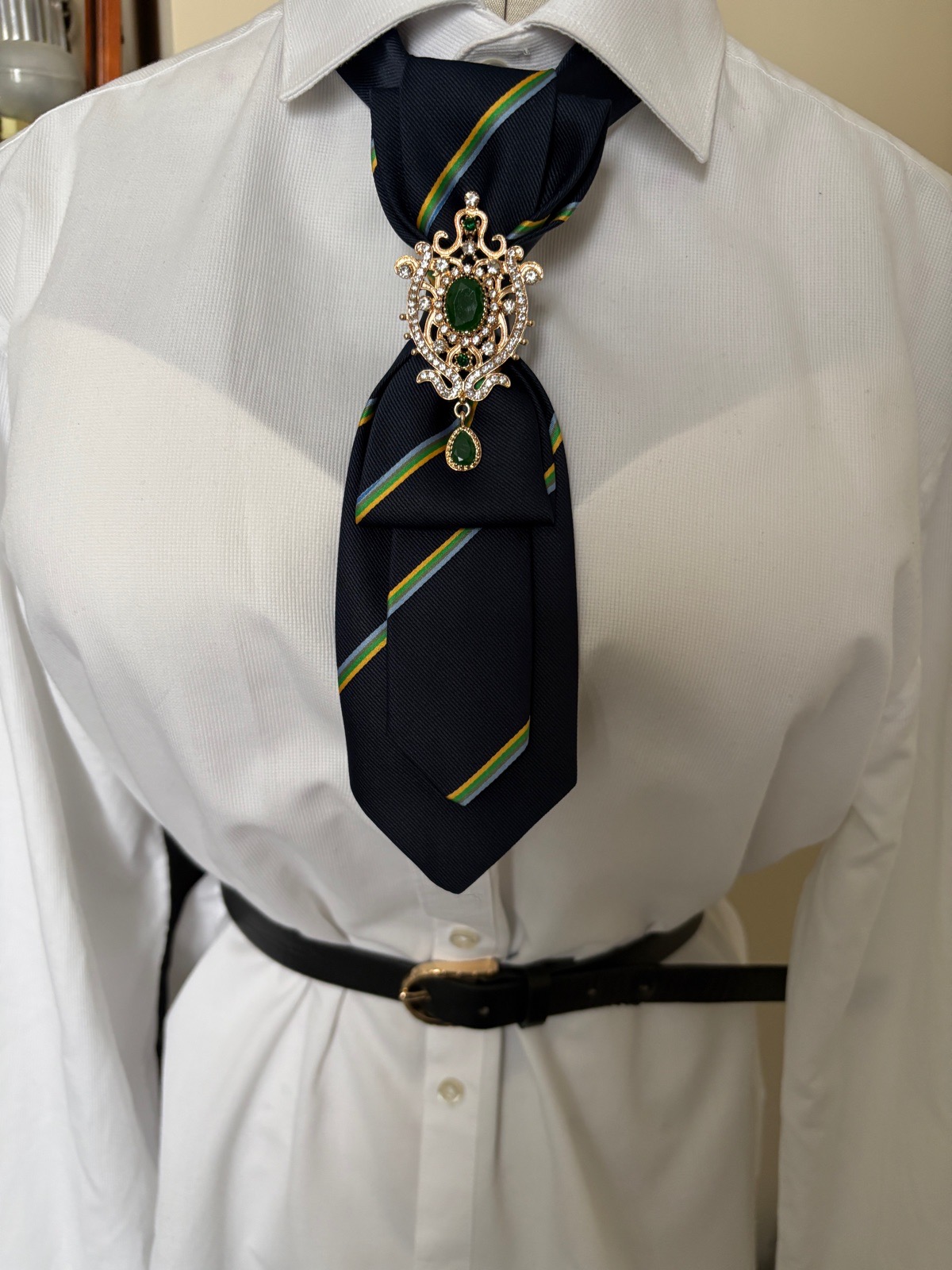 Elegant tie with brooch