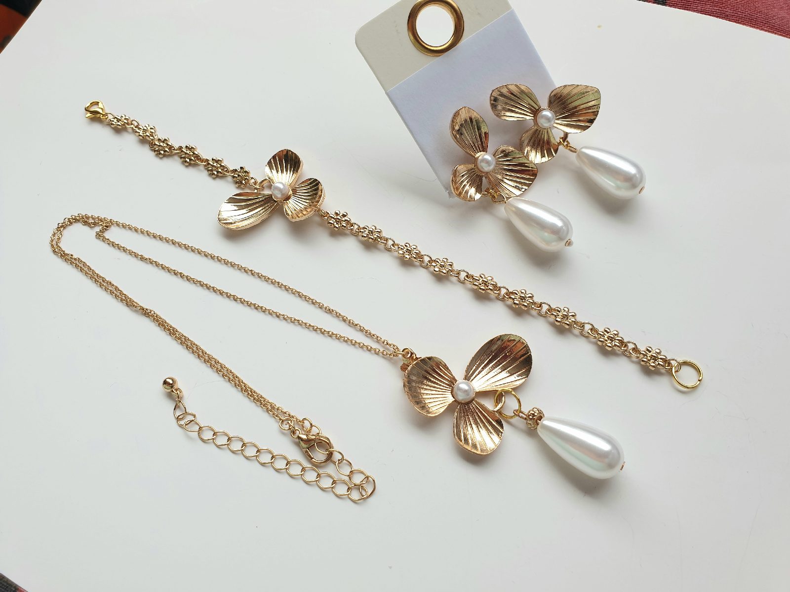 Gold-tone flower and pearl beautiful jewelry set