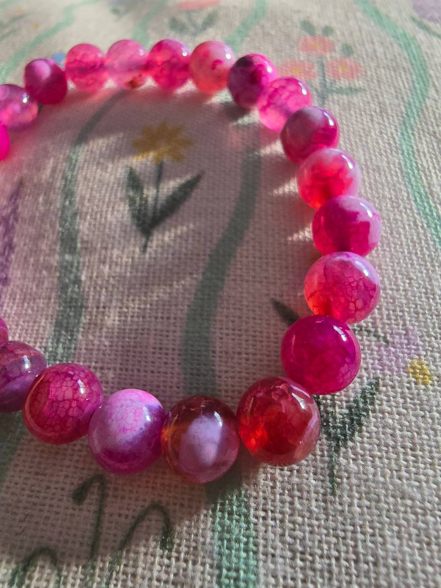 Pink glass bead bracelet with pattern