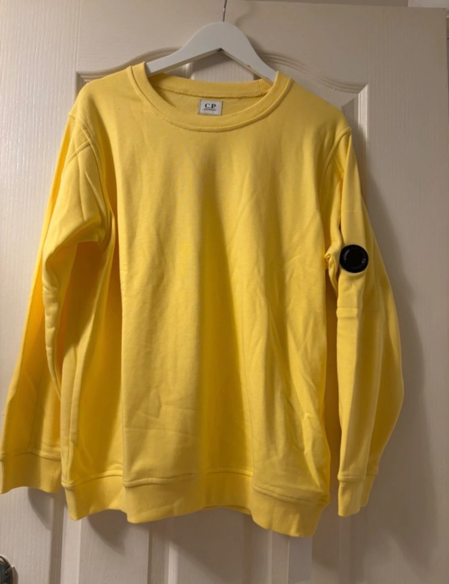 C.P. Company Men’s Diagonal Raised Fleece Lens Crew Neck Sweatshirt – Yellow – Size M