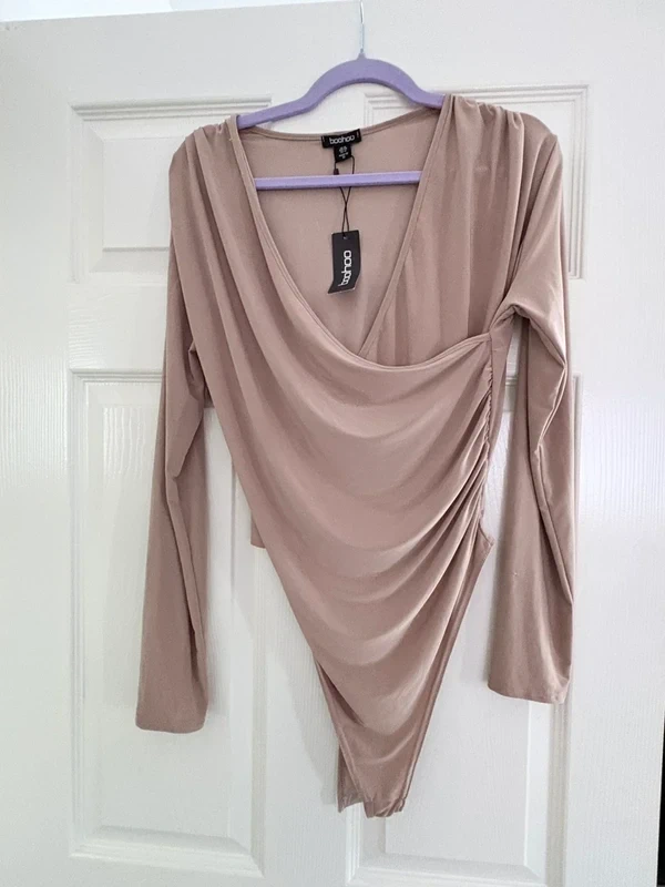 BNWT Boohoo slinky V Neck Bodysuit Size 16