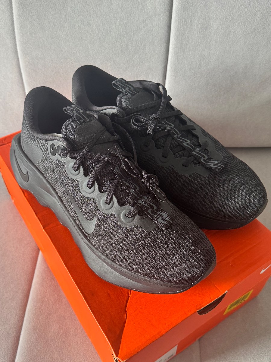 New men black Nike motiva UK 10.5