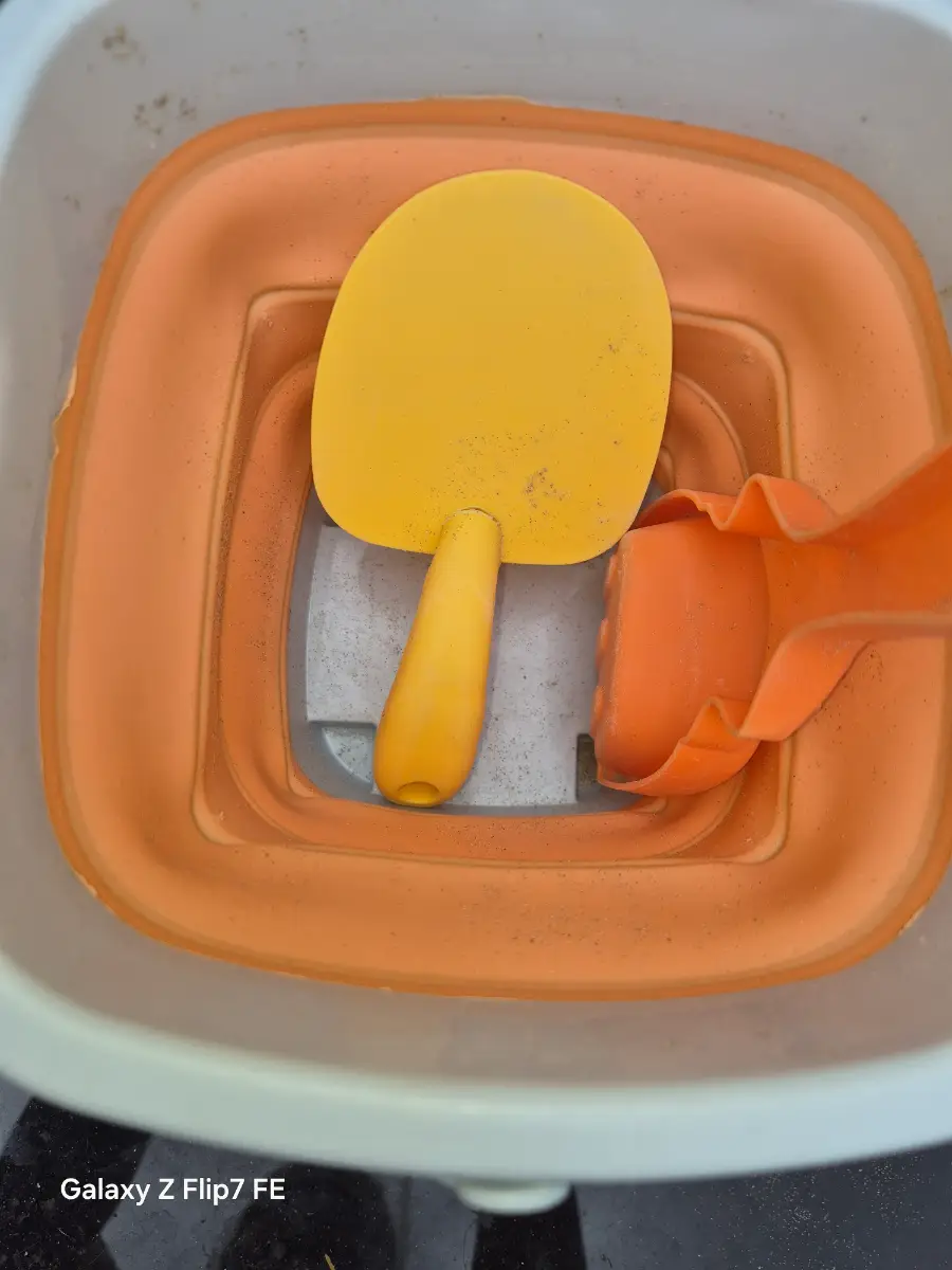 COLLAPSABLE SAND BUCKET AND ACCESSORIES