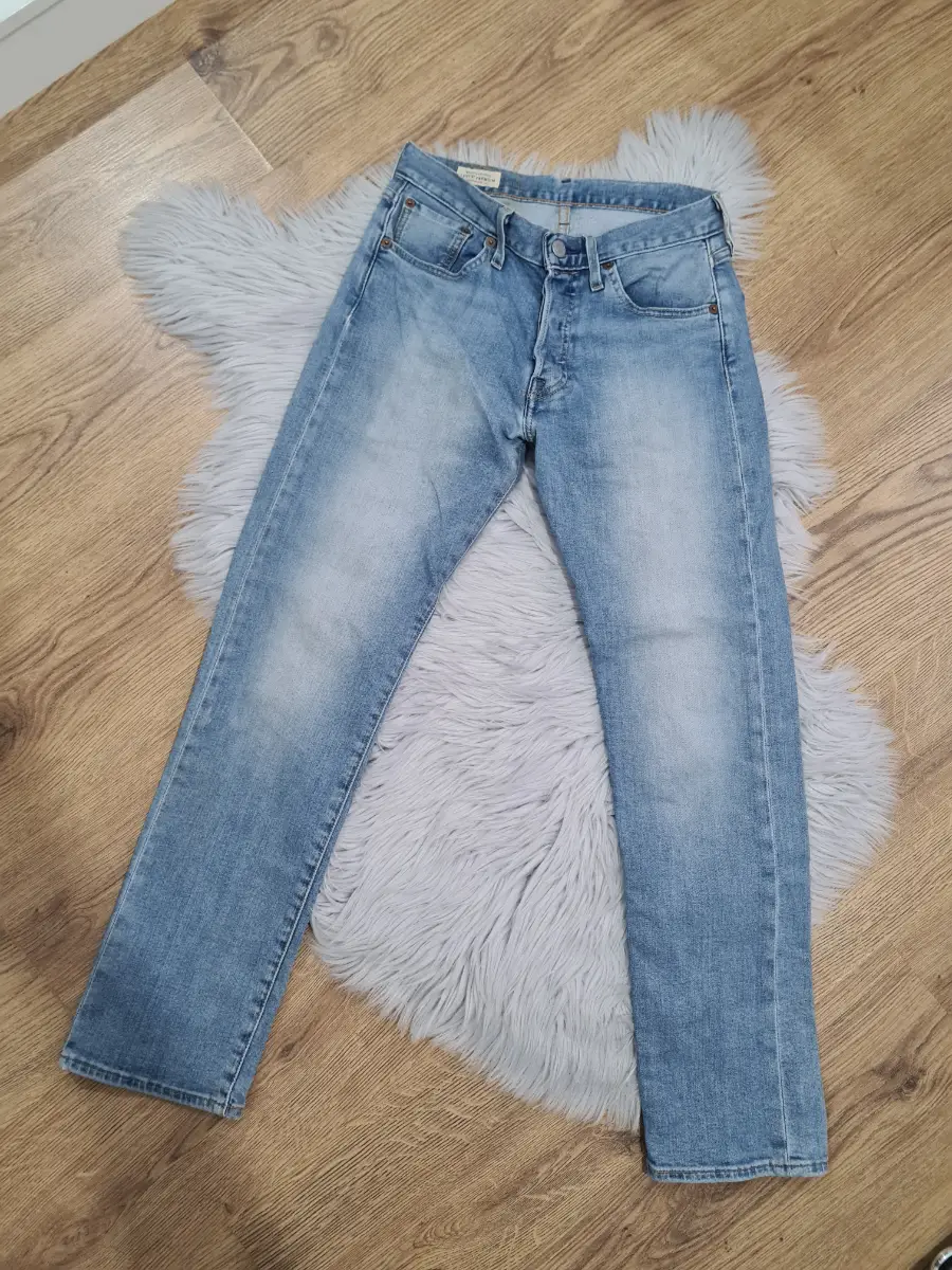 Levi's high waisted jeans size W26