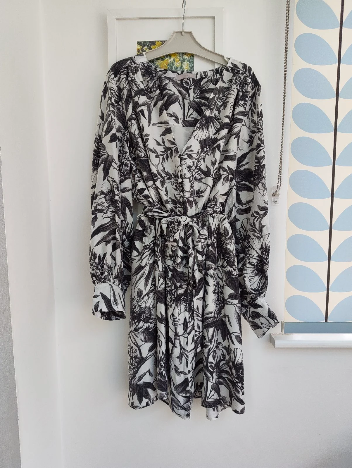H&M black & white floral V-neckline tie belt long blouson sleeves Dress Size 12