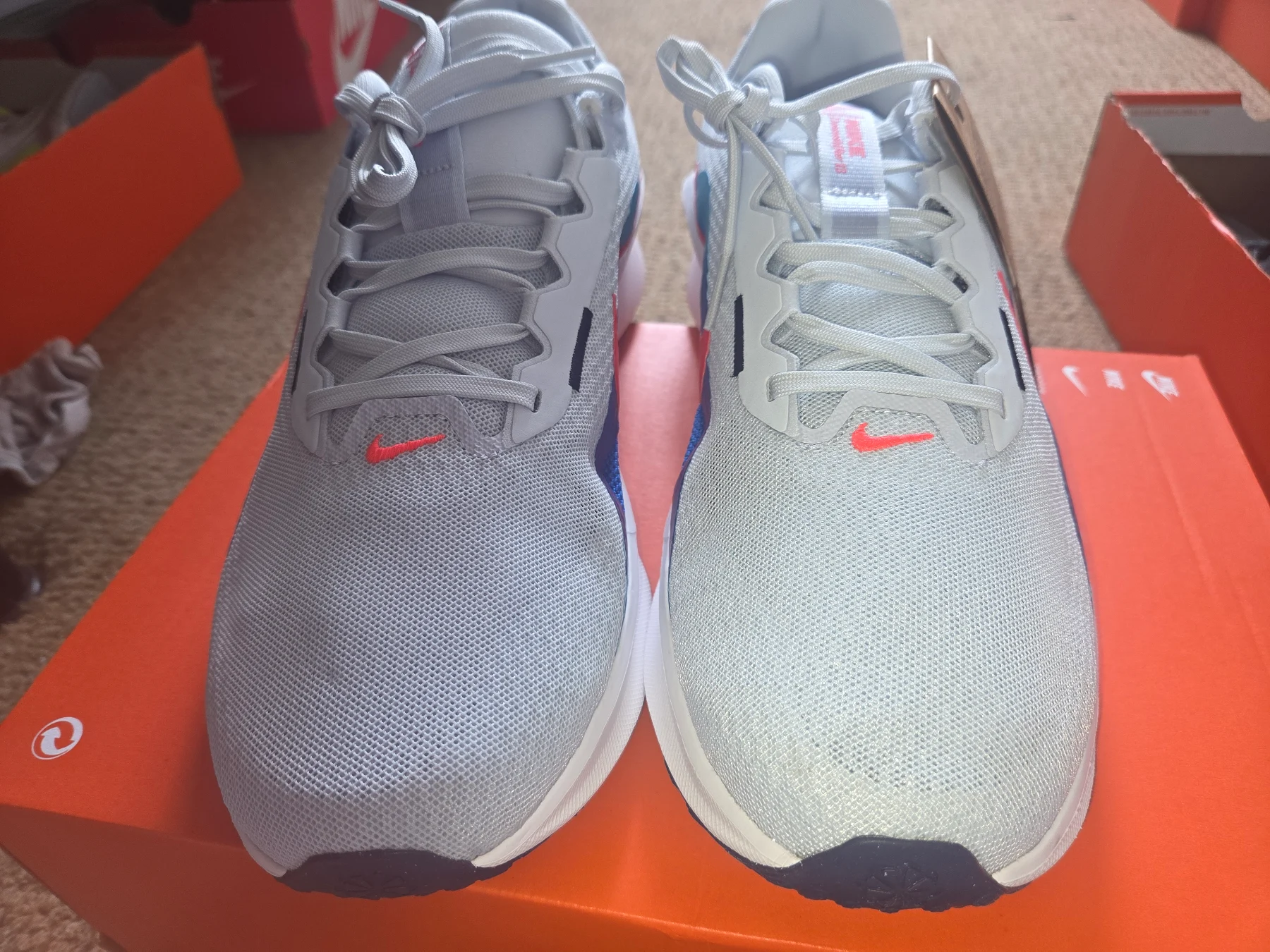 Nike Downshifter 13 Football Grey/Bright Crimson Gris Football/Cramoisivif