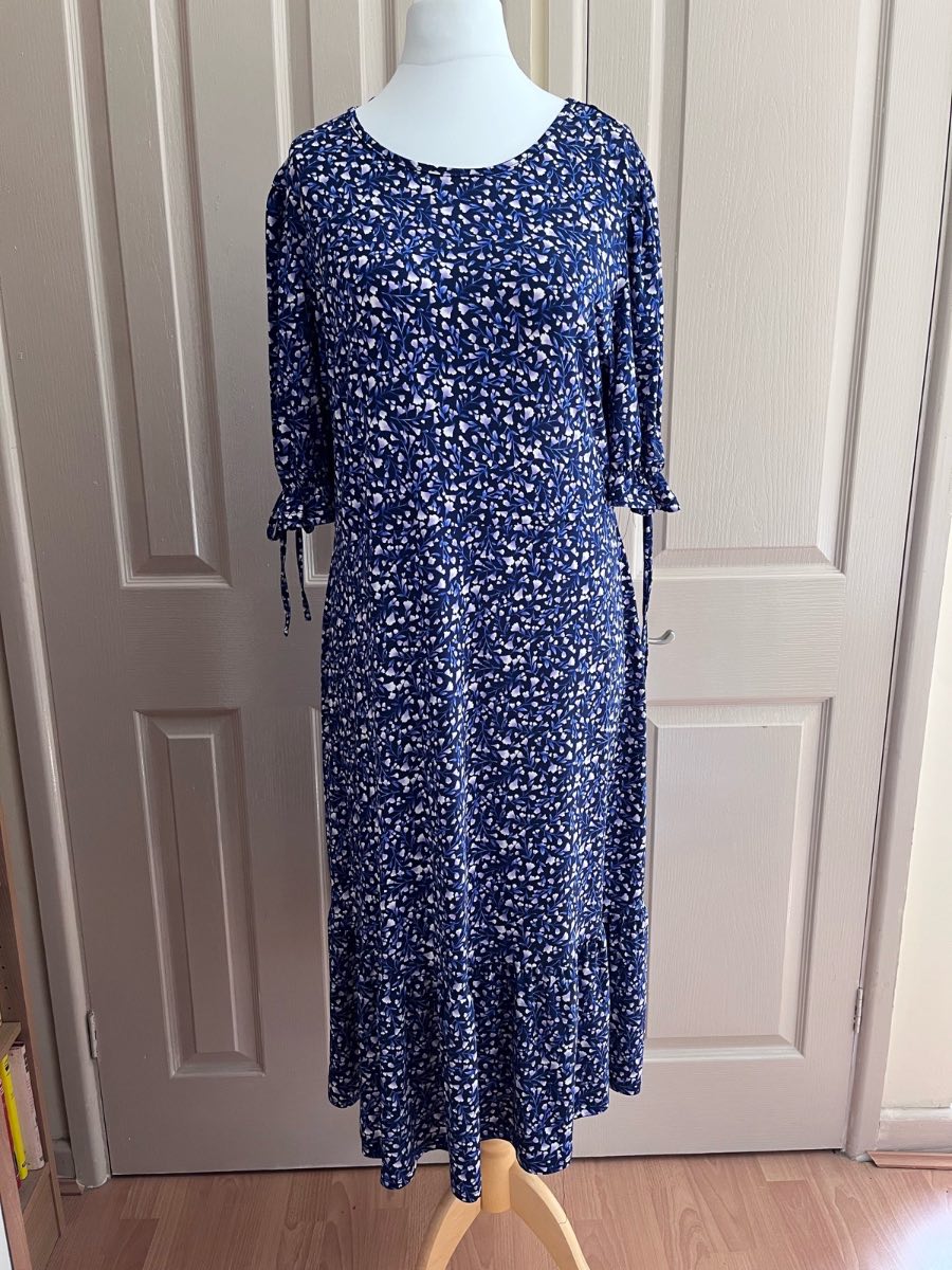 BNWT Bonmarché Floral Midi Dress - Size 16 (Navy & Lilac)
