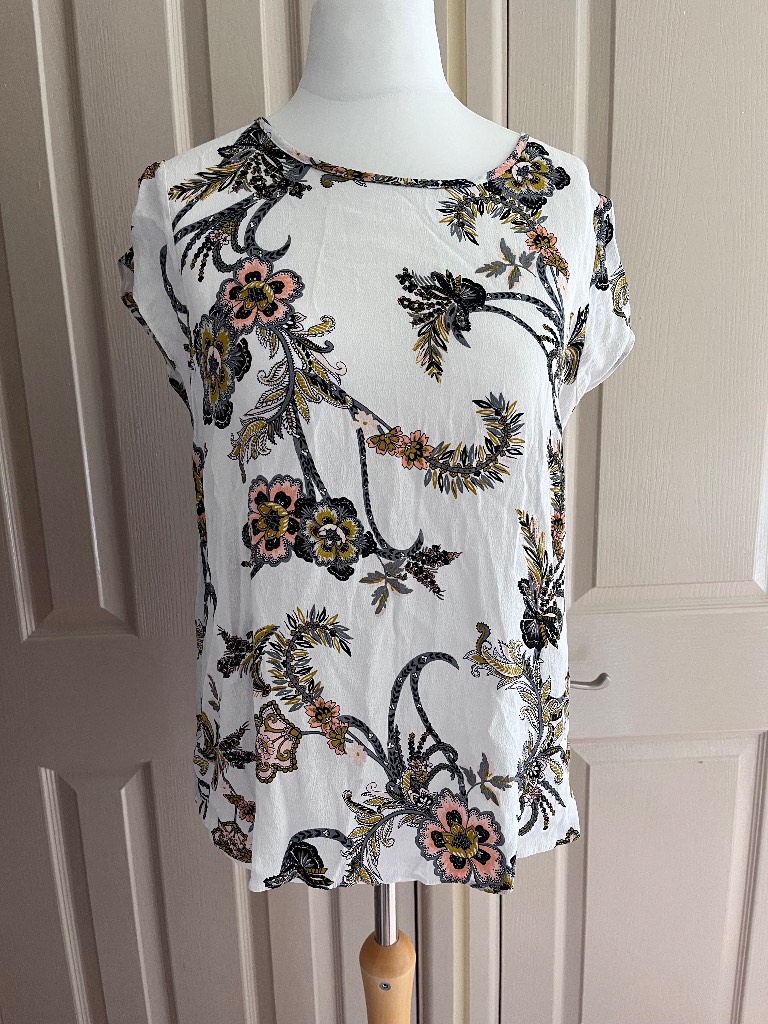 Wallis White Floral & Paisley Zipper Back Top - Size 18