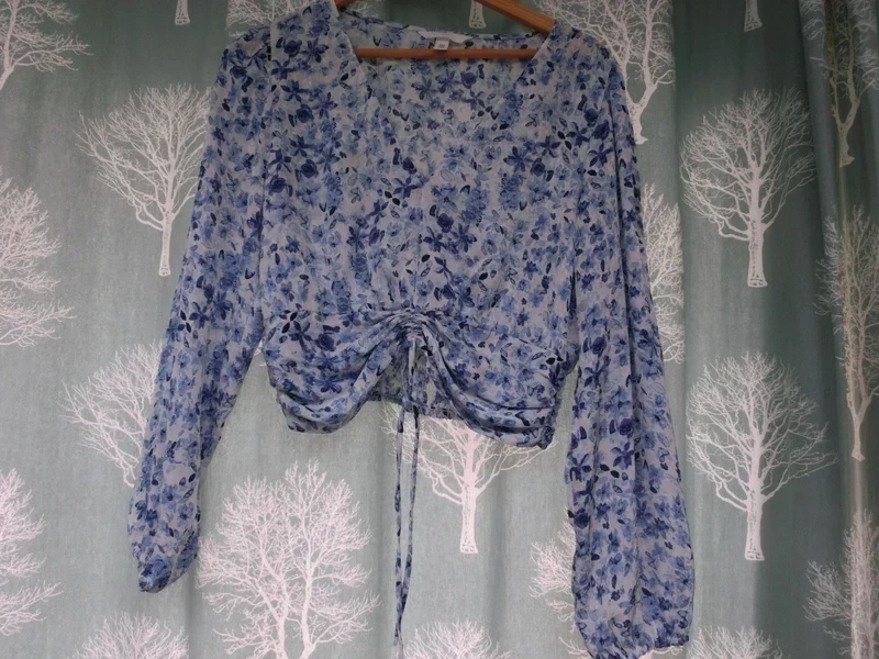 H&M Blue and White Floral Cropped V-neck blouse Size S