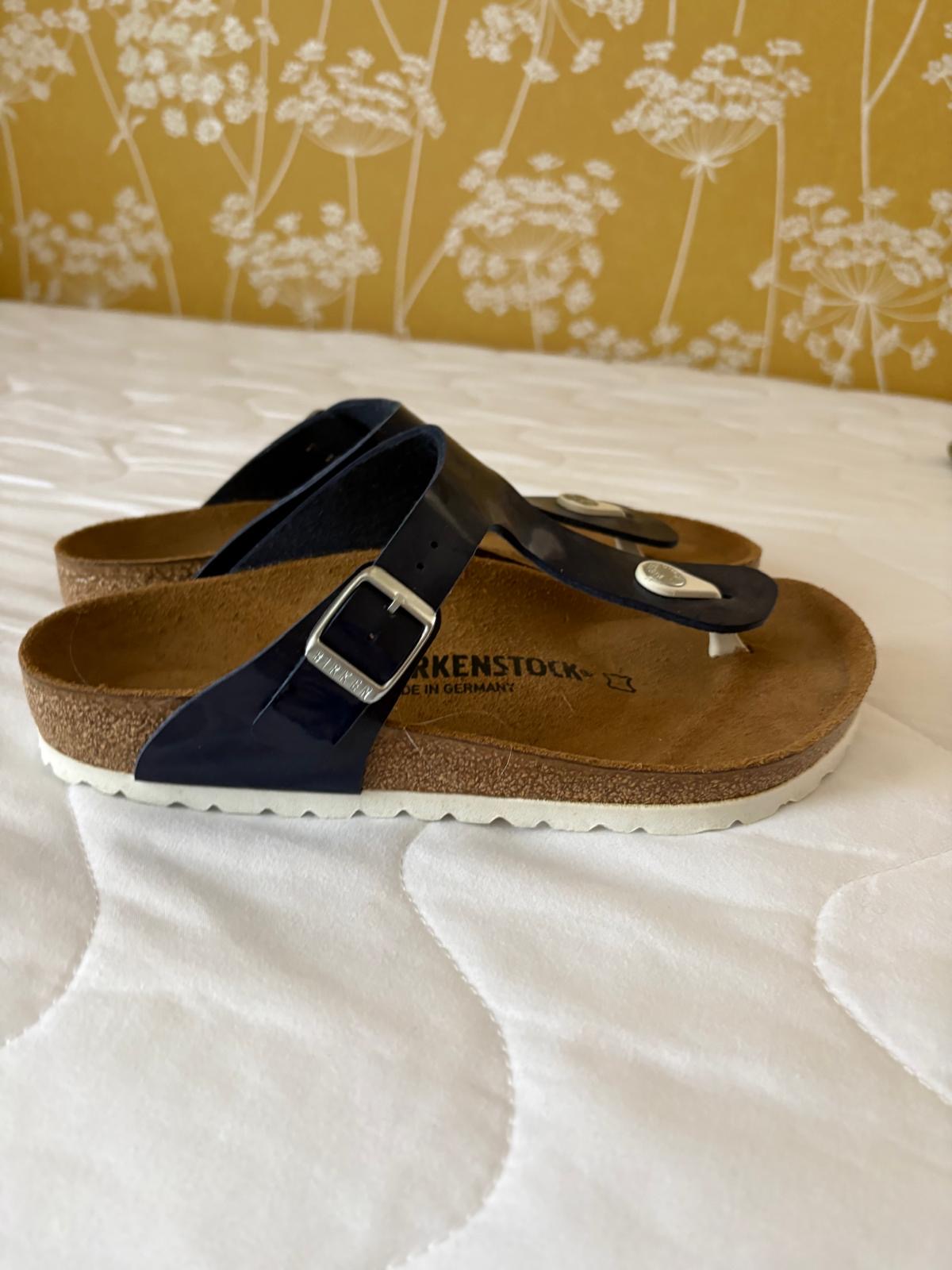 Birkenstock Gizeh sandals in a glossy Dress Blue Patent size 5