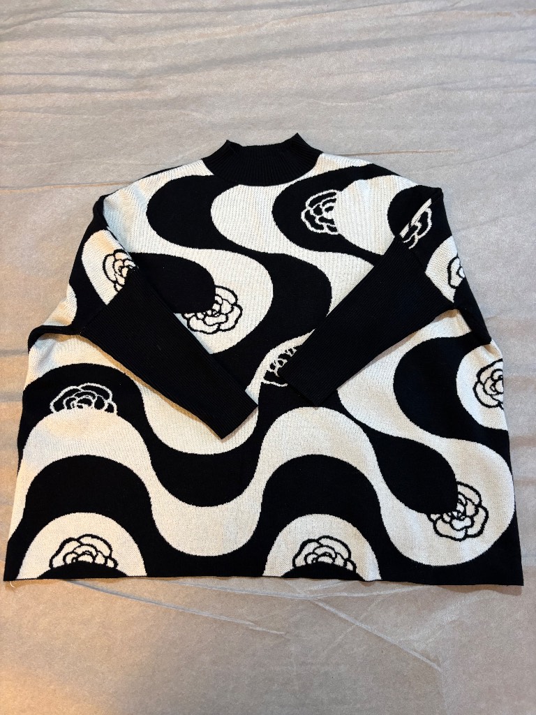 Miss Charm Paris Oversized Camellia Print Knit Jumper | Black & Cream | One Size / L‑XL