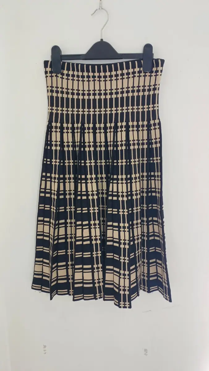 ​NWT MISTÊ Black & Cream Plaid Knit Pleated Midi Skirt - Size Small