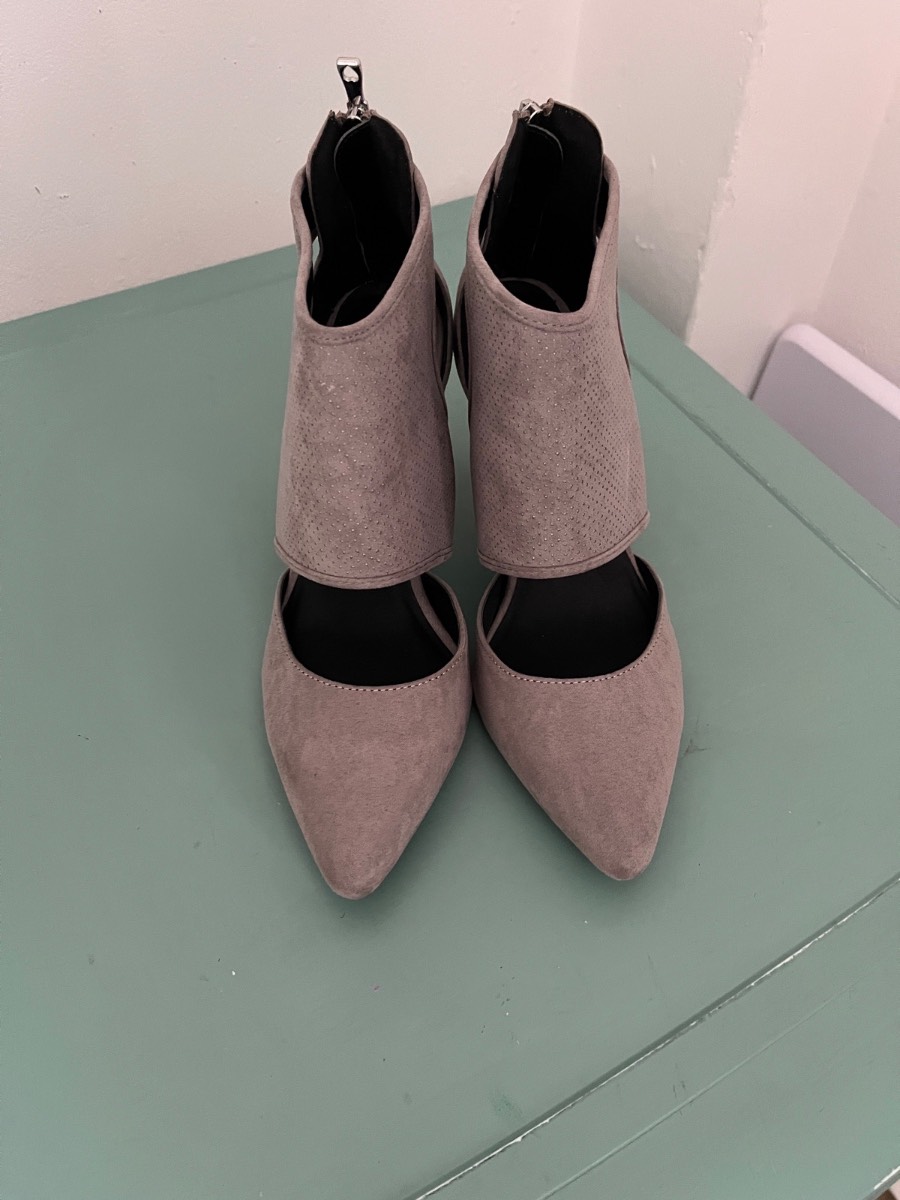 Ladies Grey faux suede cut out boots NWOT size 5 Sole Diva heel 3.5”